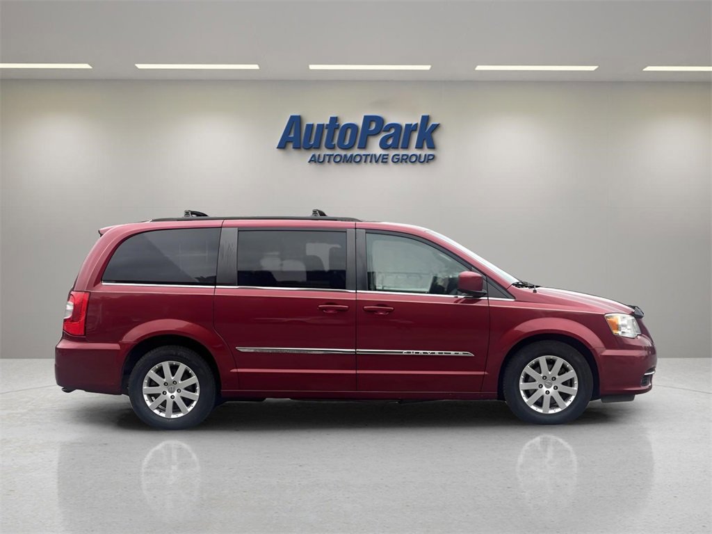 Used 2016 Chrysler Town & Country Touring image 6