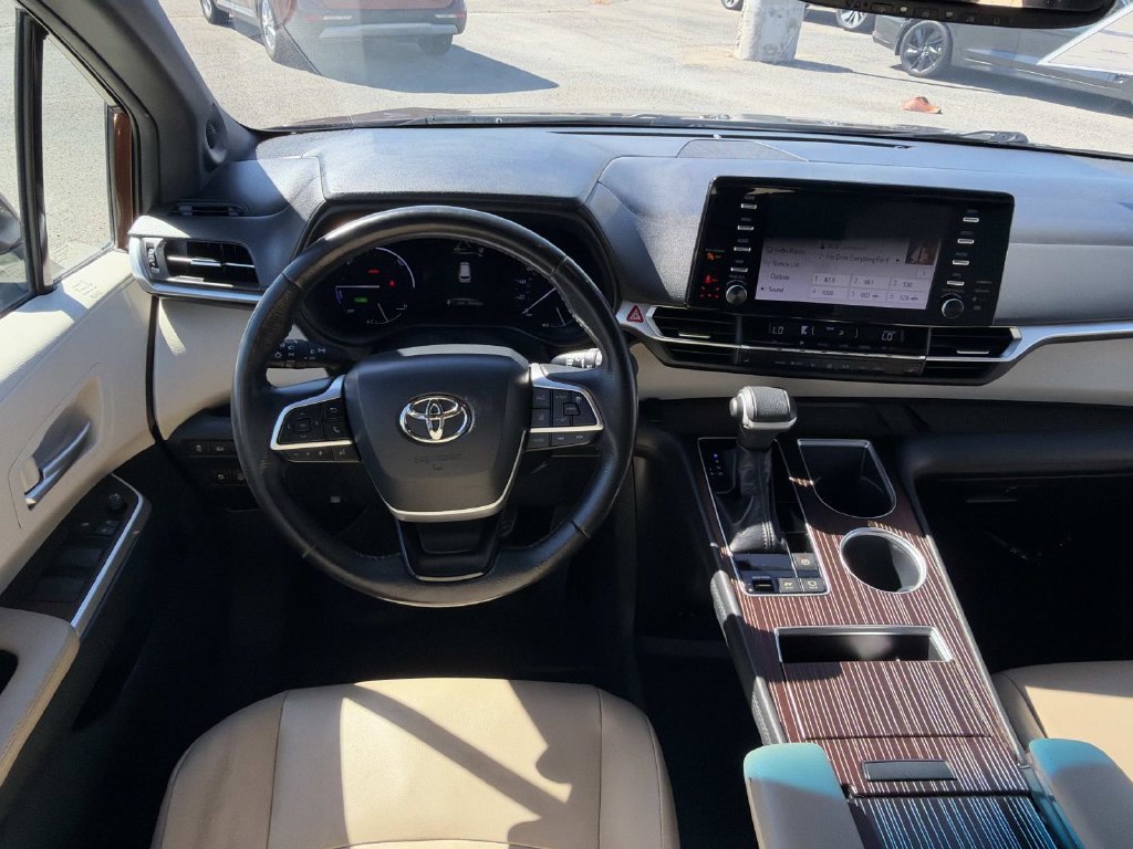 Used 2022 Toyota Sienna XLE w/ XLE Plus Package FWD image 11