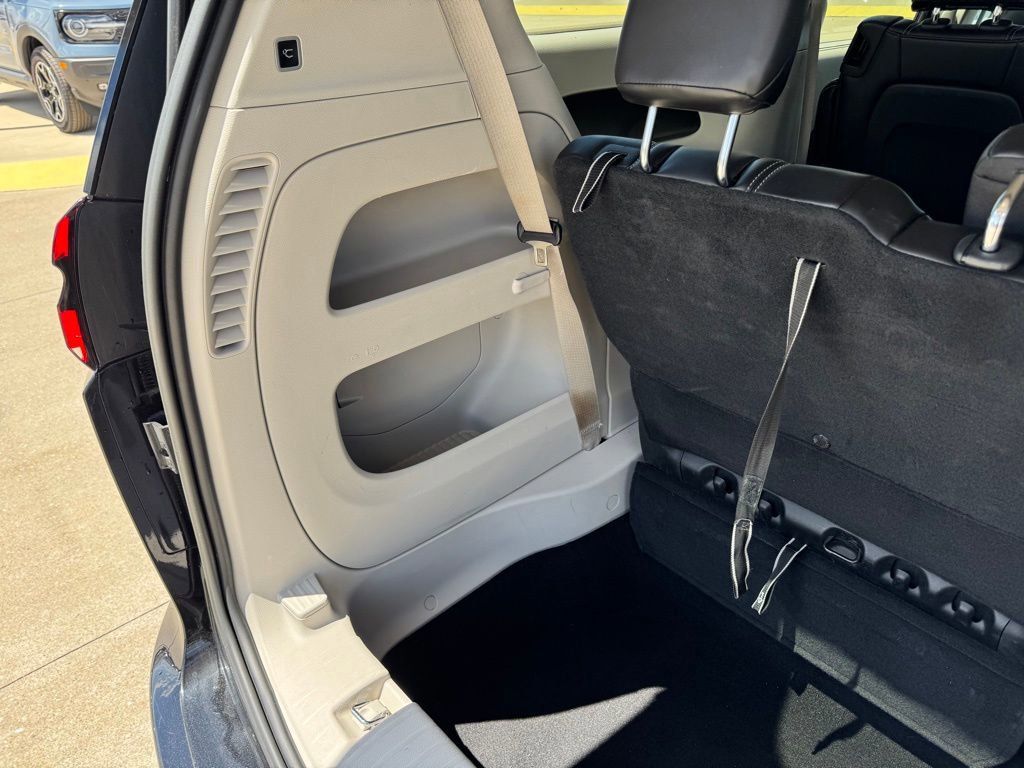 Used 2023 Chrysler Pacifica Touring-L FWD image 44