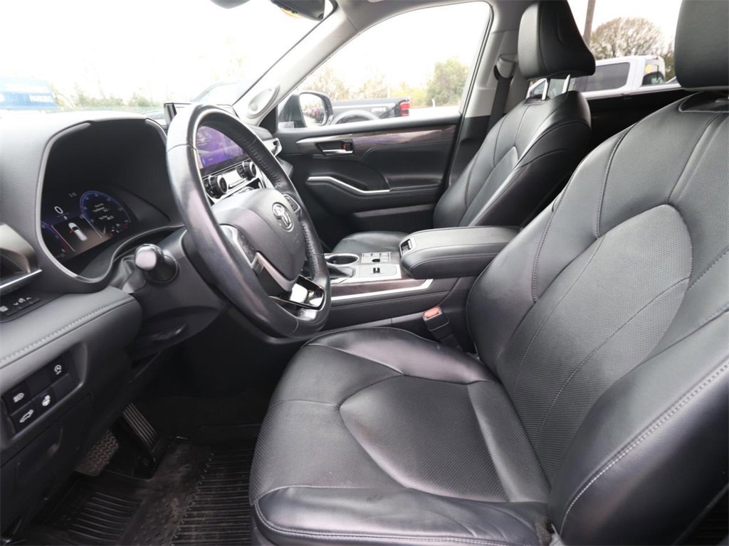 Used 2023 Toyota Highlander Limited image 8