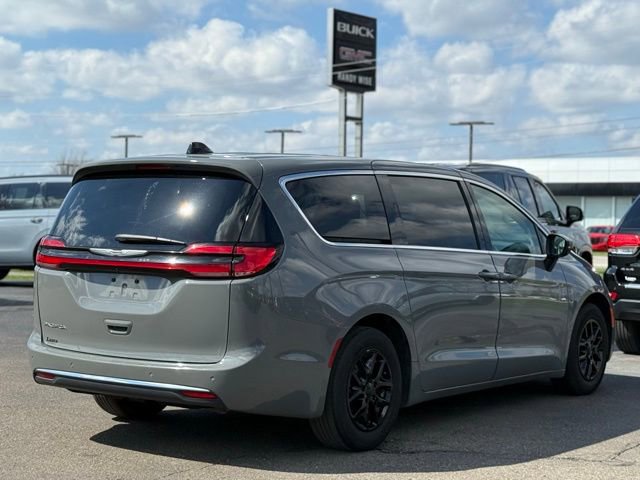 Used 2023 Chrysler Pacifica Touring-L image 9