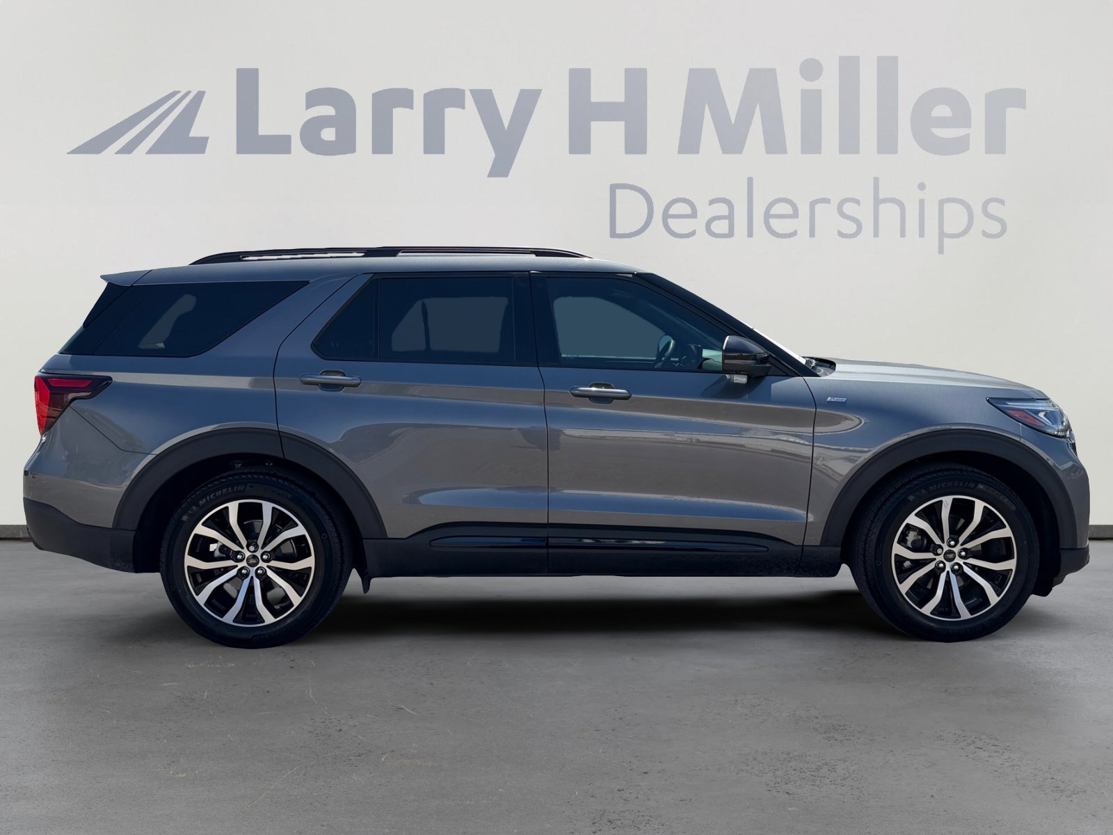 Certified 2025 Ford Explorer ST-Line w/ Premium Package RWD image 6
