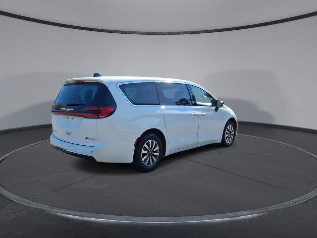 Used 2024 Chrysler Pacifica Limited FWD image 8