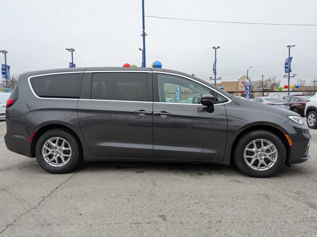 Used 2023 Chrysler Pacifica Touring-L FWD image 3