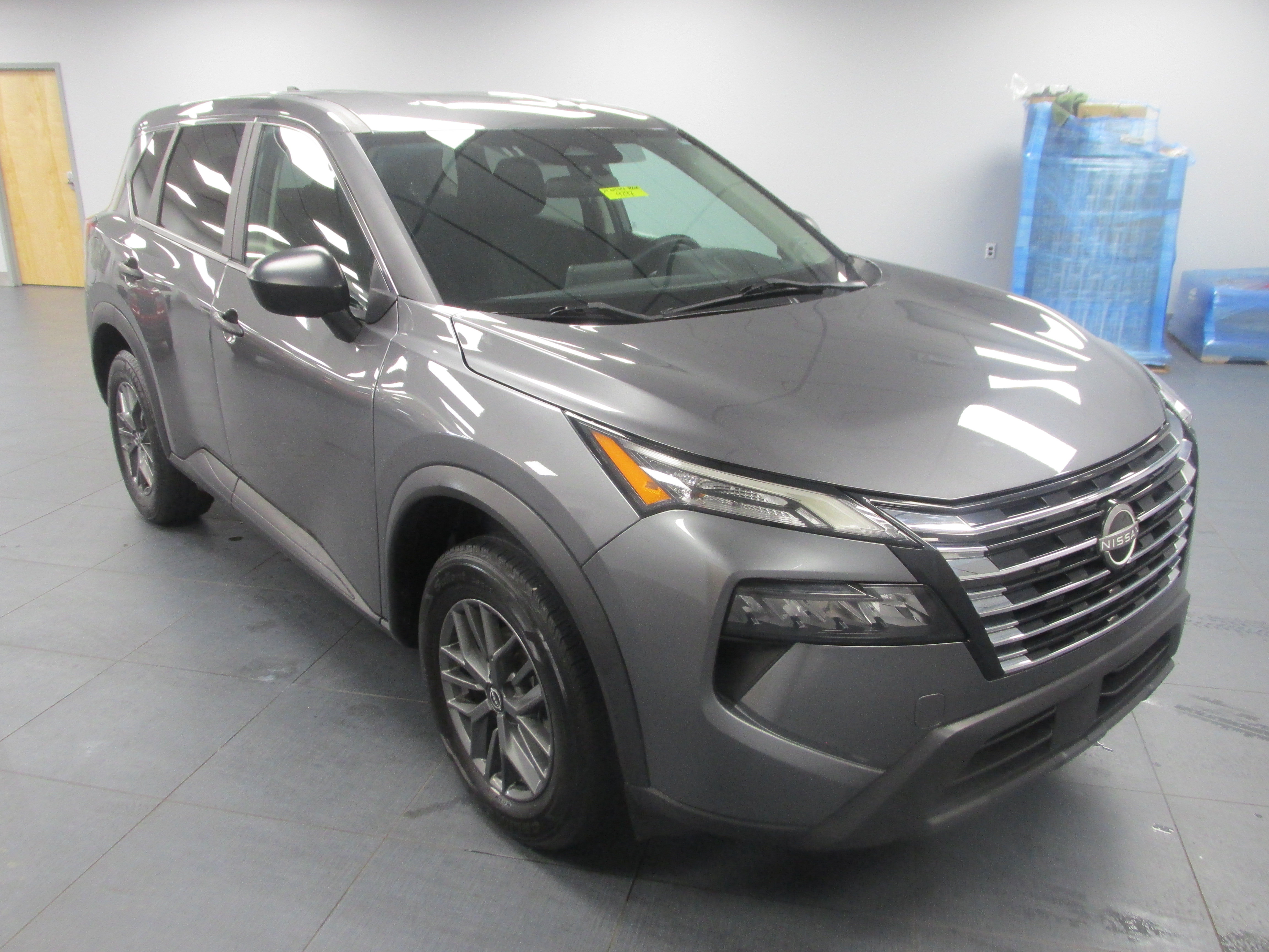 Used 2024 Nissan Rogue S FWD image 3