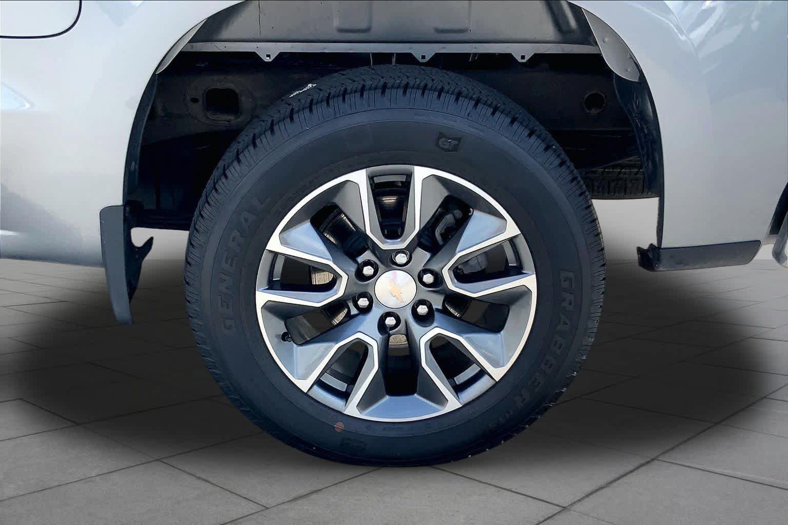 Used 2023 Chevrolet Silverado 1500 LT AWD/4WD image 9