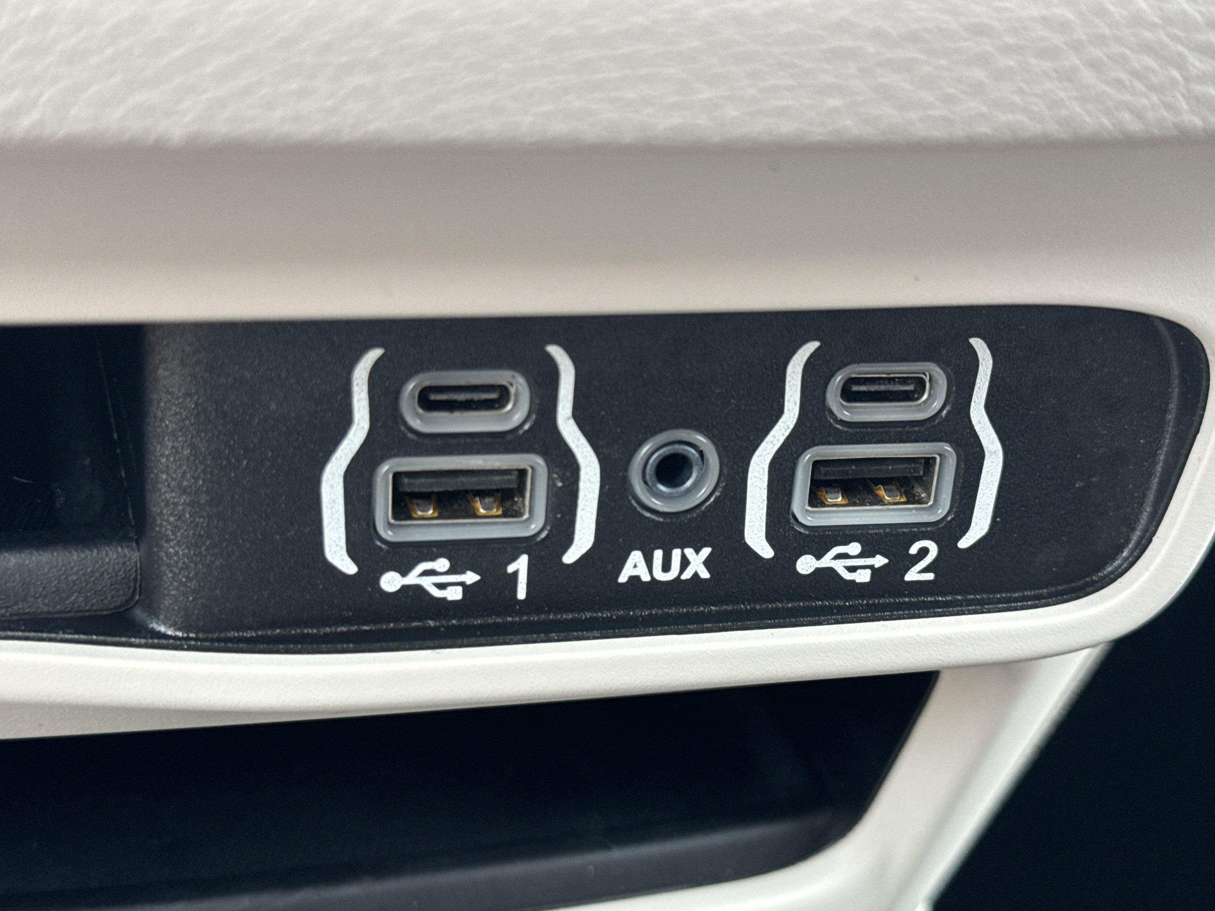 Used 2023 Chrysler Voyager LX image 22