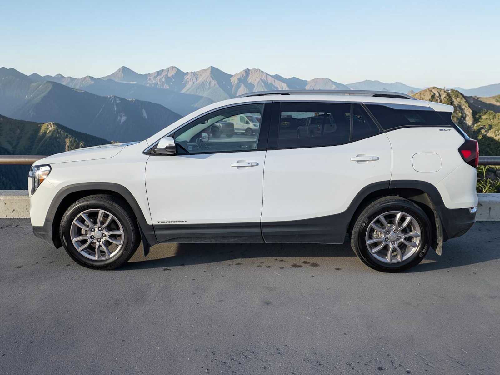 Used 2022 GMC Terrain SLT AWD/4WD image 3