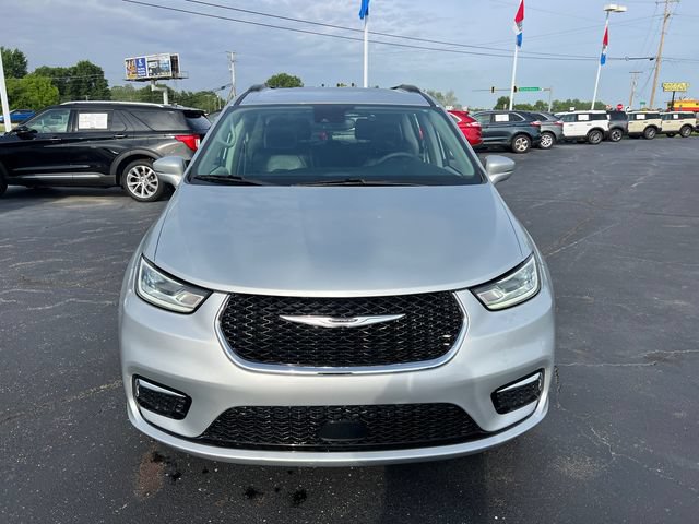 Used 2022 Chrysler Pacifica Touring-L FWD image 2