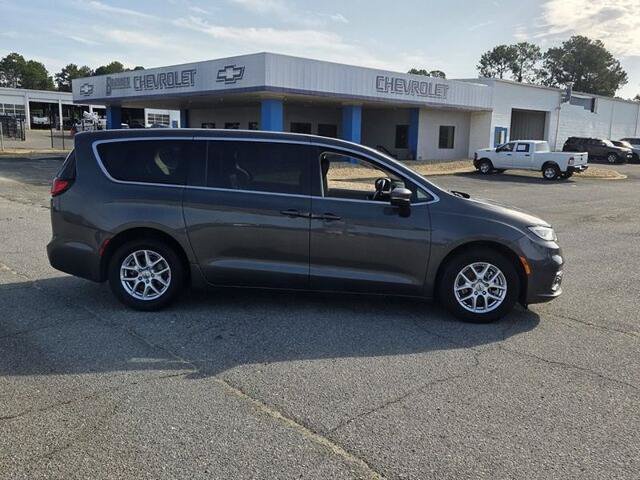Used 2023 Chrysler Pacifica Touring-L FWD image 16