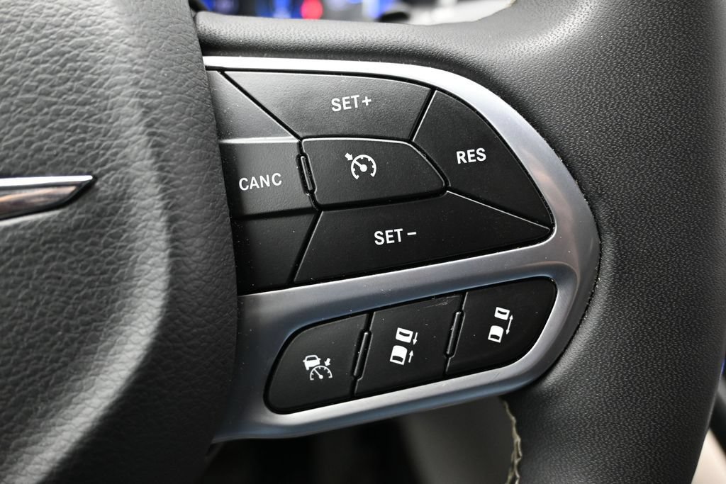 Used 2024 Chrysler Pacifica Touring-L FWD image 28