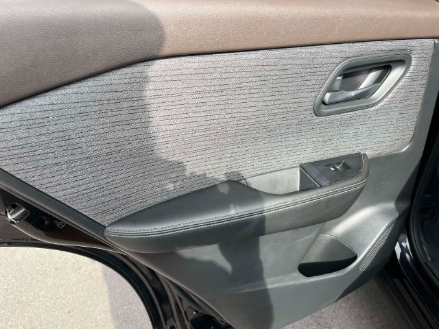 Used 2021 Nissan Rogue S FWD image 17
