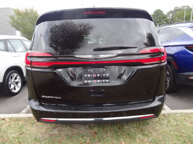Used 2025 Chrysler Pacifica Select FWD image 5