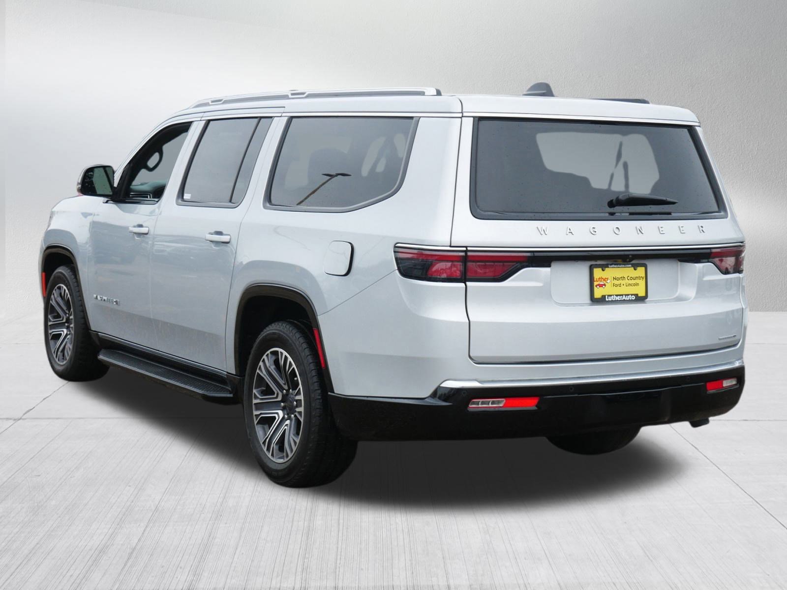 Used 2024 Jeep Wagoneer L Series II image 3