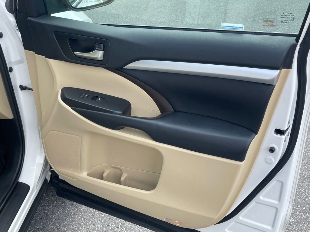 Used 2019 Toyota Highlander XLE AWD/4WD image 15