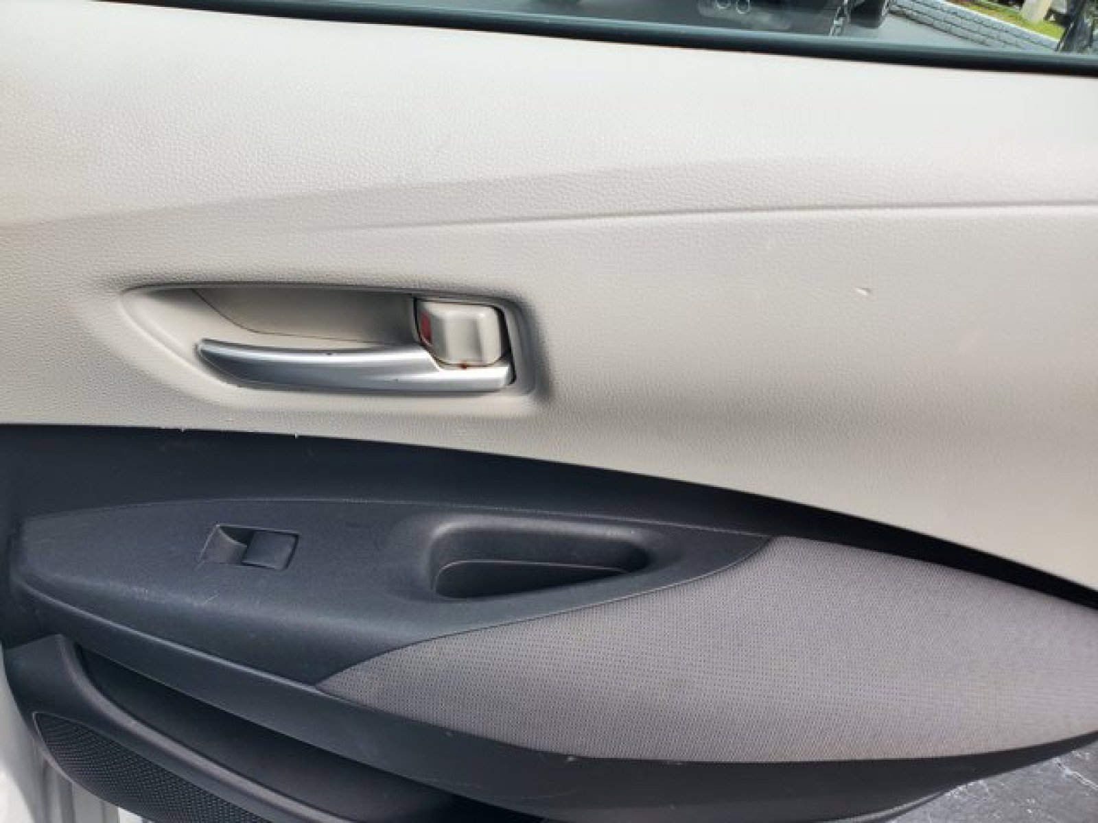 Used 2021 Toyota Corolla LE image 29