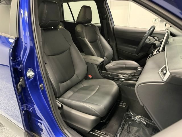 Used 2023 Toyota Corolla Cross XLE w/ Convenience Package AWD/4WD image 39