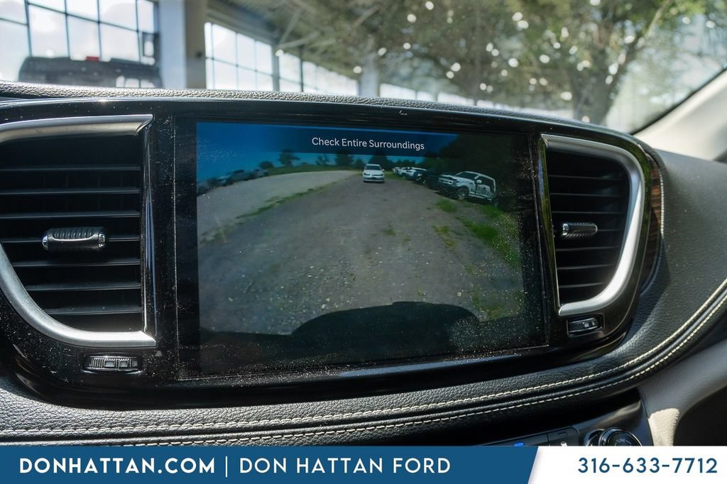 Used 2023 Chrysler Pacifica Limited FWD image 9