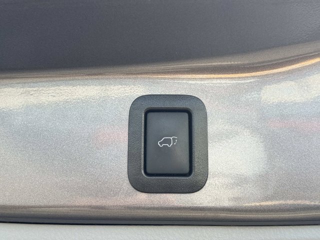 Used 2019 Toyota Highlander XLE FWD image 14