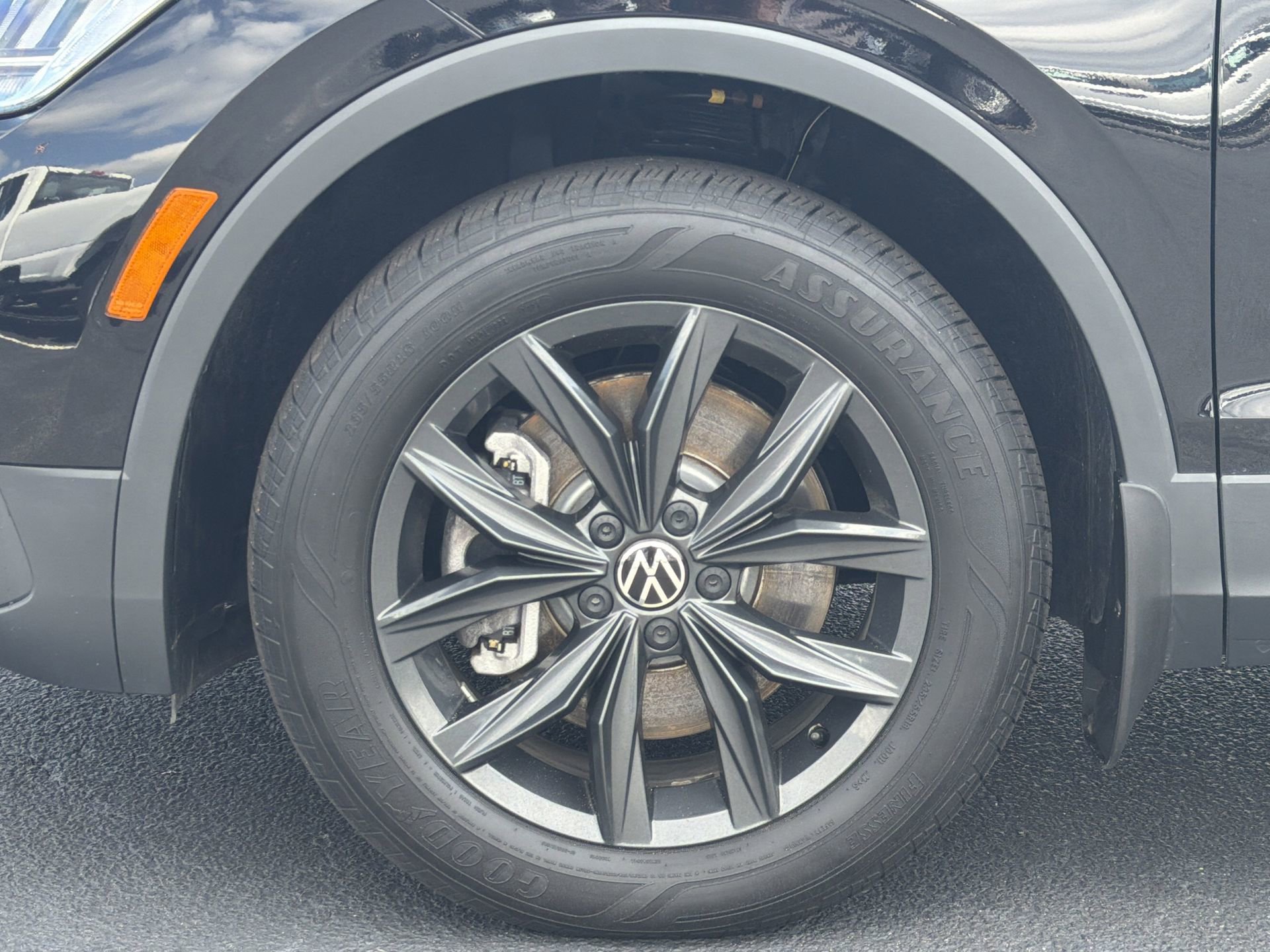 Used 2024 Volkswagen Tiguan SE w/ Panoramic Sunroof Package image 35
