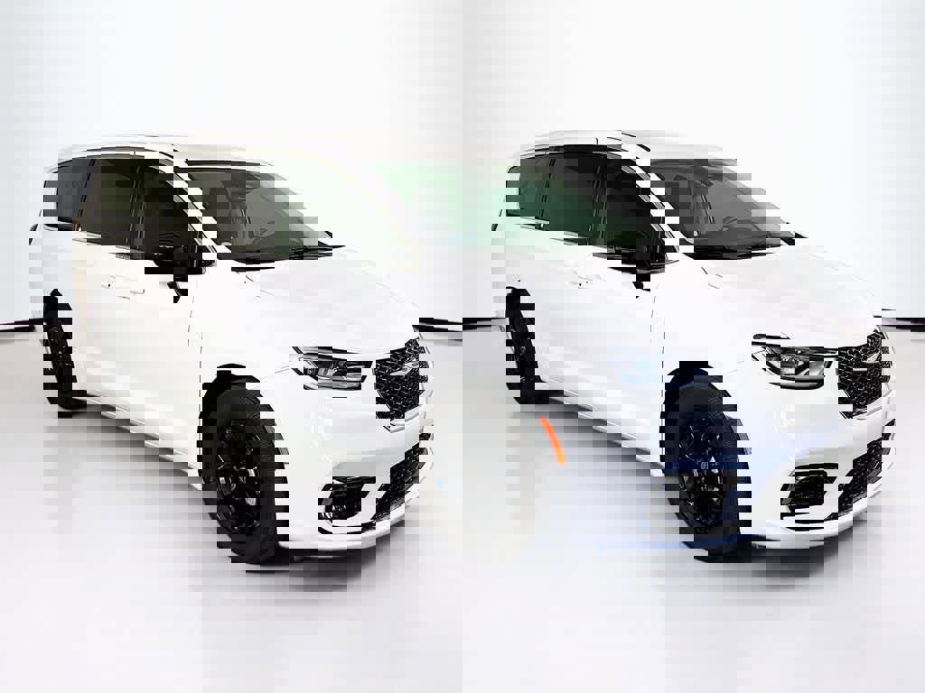 Used 2024 Chrysler Pacifica Touring-L image 7