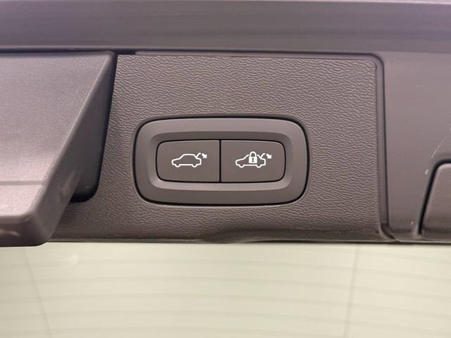 Used 2022 Volvo XC60 B5 Momentum AWD/4WD image 36