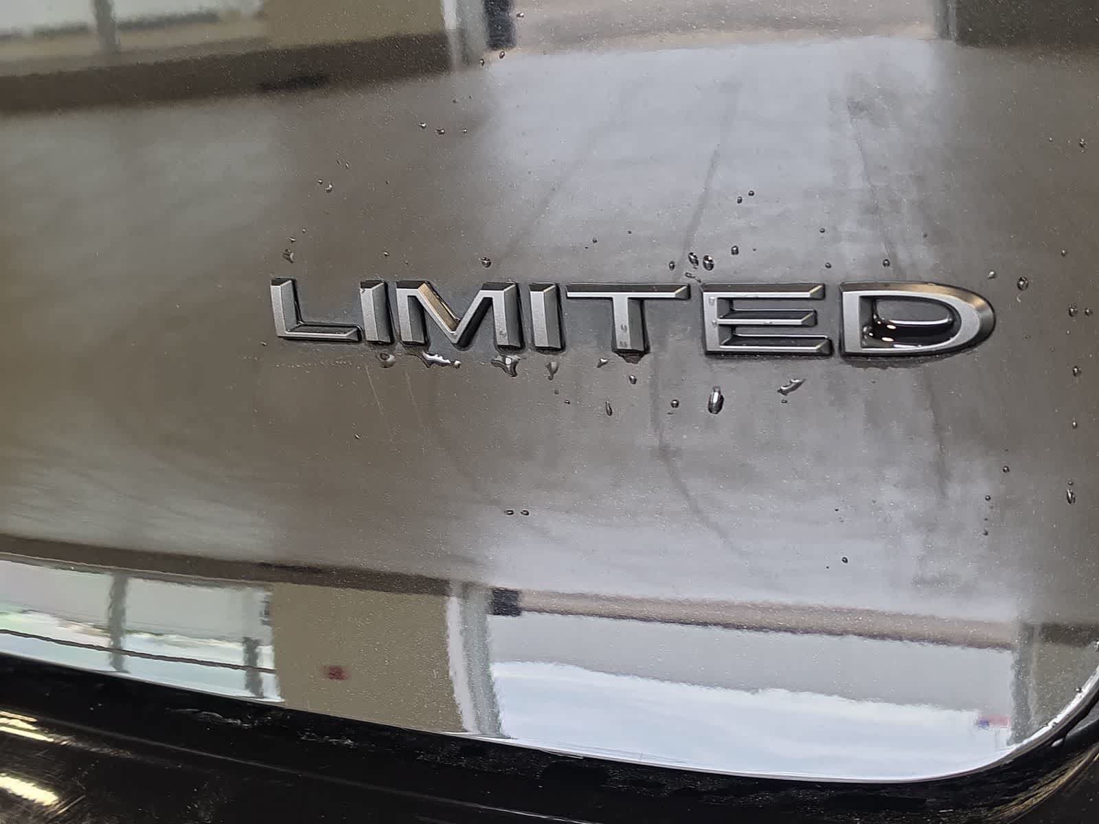 Used 2025 Chrysler Pacifica Limited FWD image 8