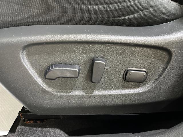 Used 2018 Nissan Rogue SV w/ Sun & Sound Touring Package image 16