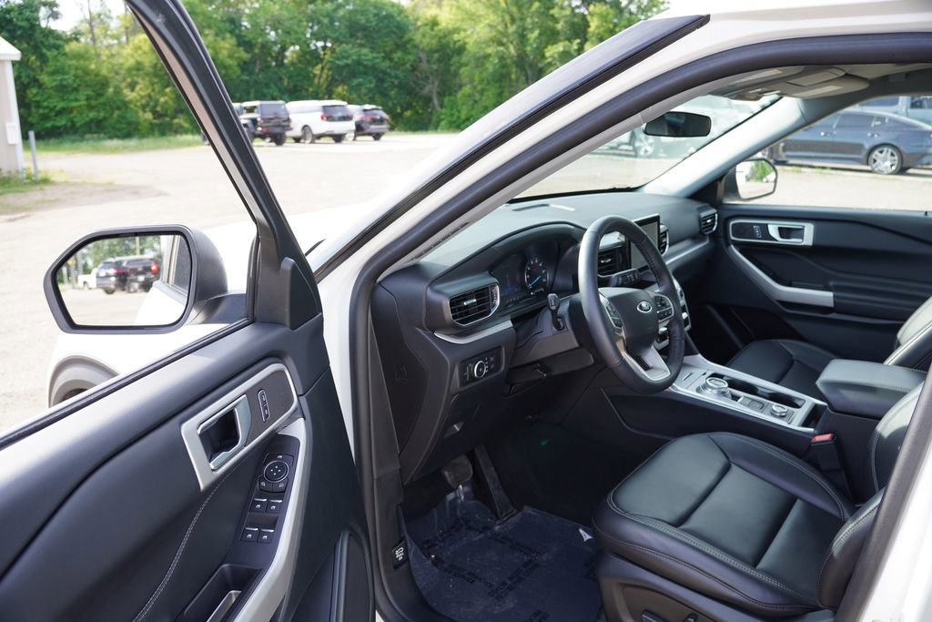 Certified 2023 Ford Explorer XLT w/ Equipment Group 202A AWD/4WD image 15