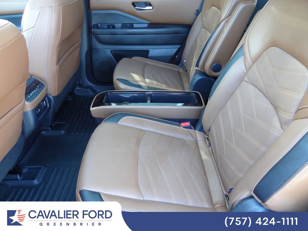 Used 2024 Nissan Pathfinder Platinum AWD/4WD image 9