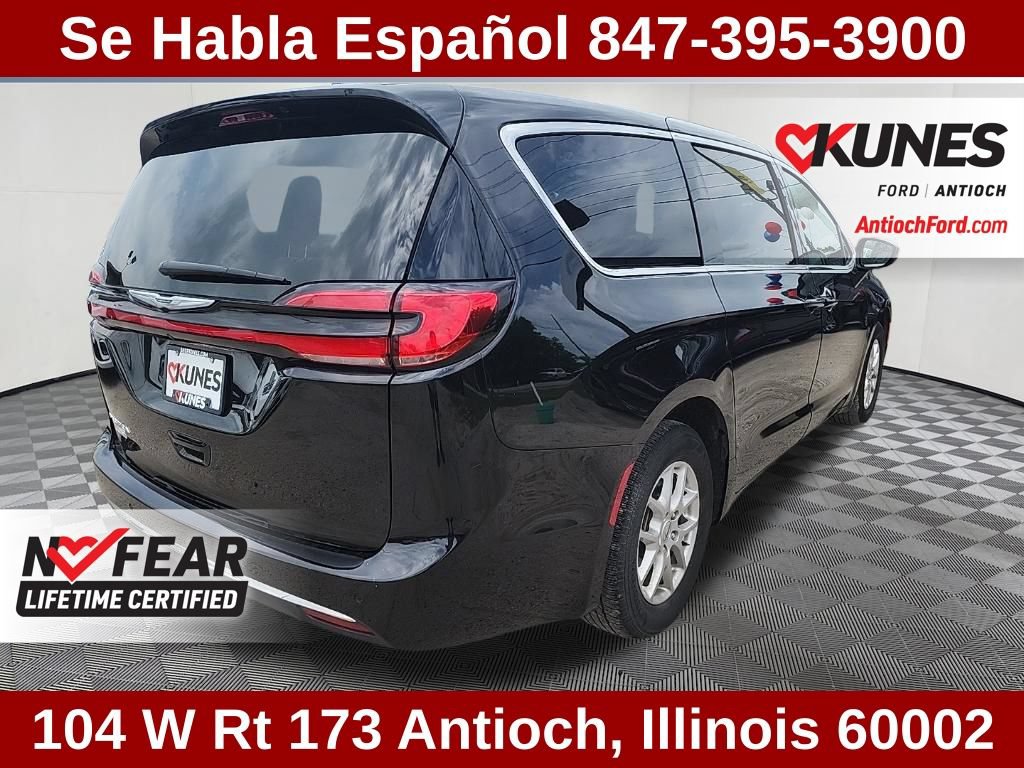 Used 2025 Chrysler Pacifica Select FWD image 13