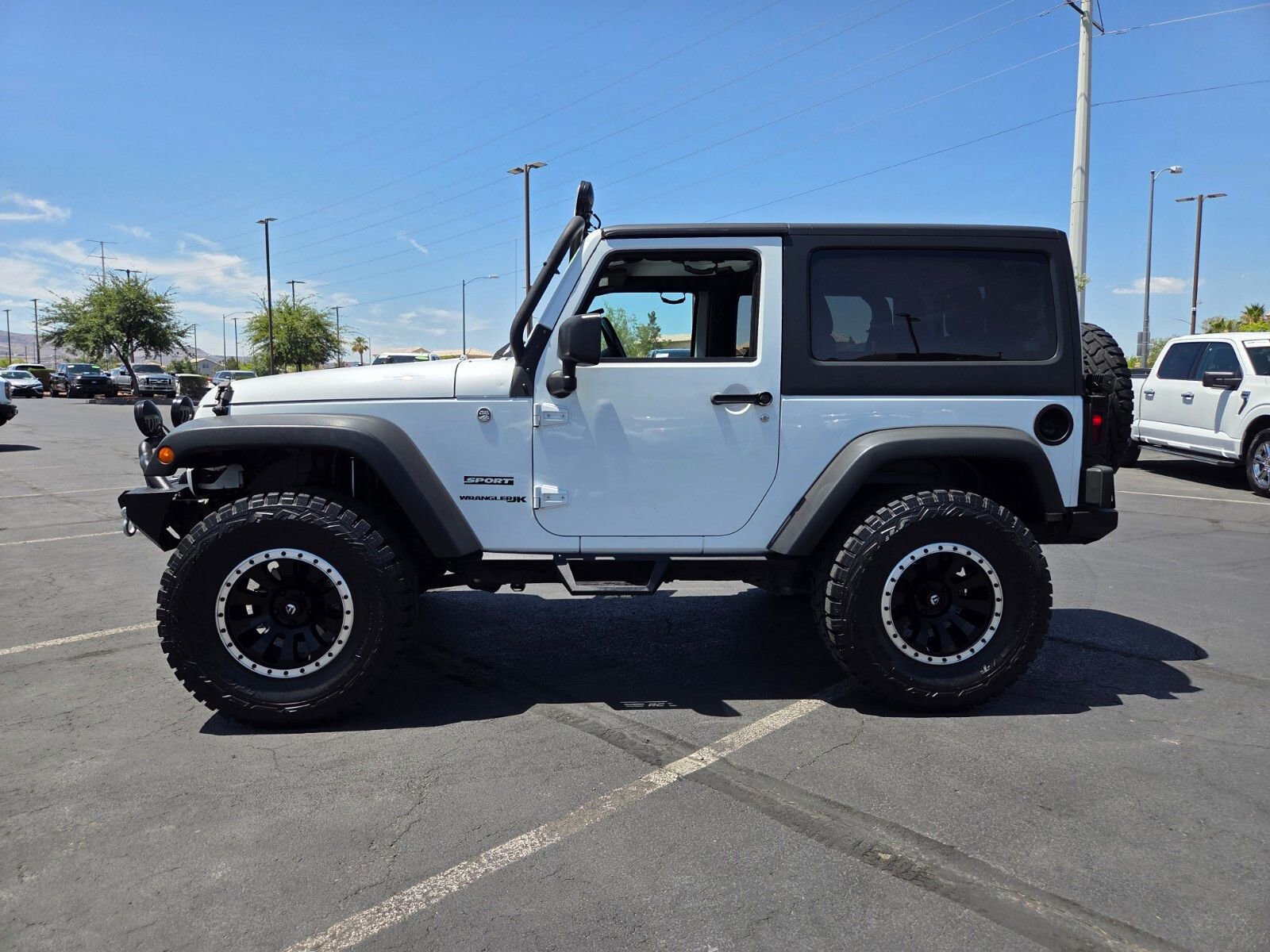 Used 2018 Jeep Wrangler Sport w/ Connectivity Group AWD/4WD image 3