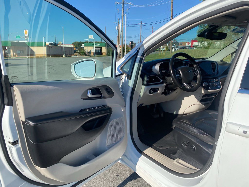 Used 2022 Chrysler Pacifica Touring-L FWD image 10