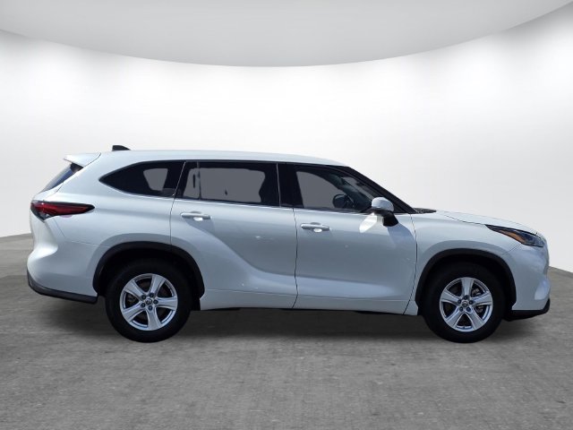 Used 2022 Toyota Highlander L FWD image 3