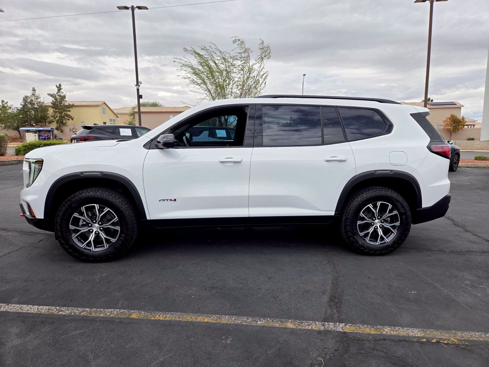 Used 2025 GMC Acadia AT4 w/ Luxury Package AWD/4WD image 3
