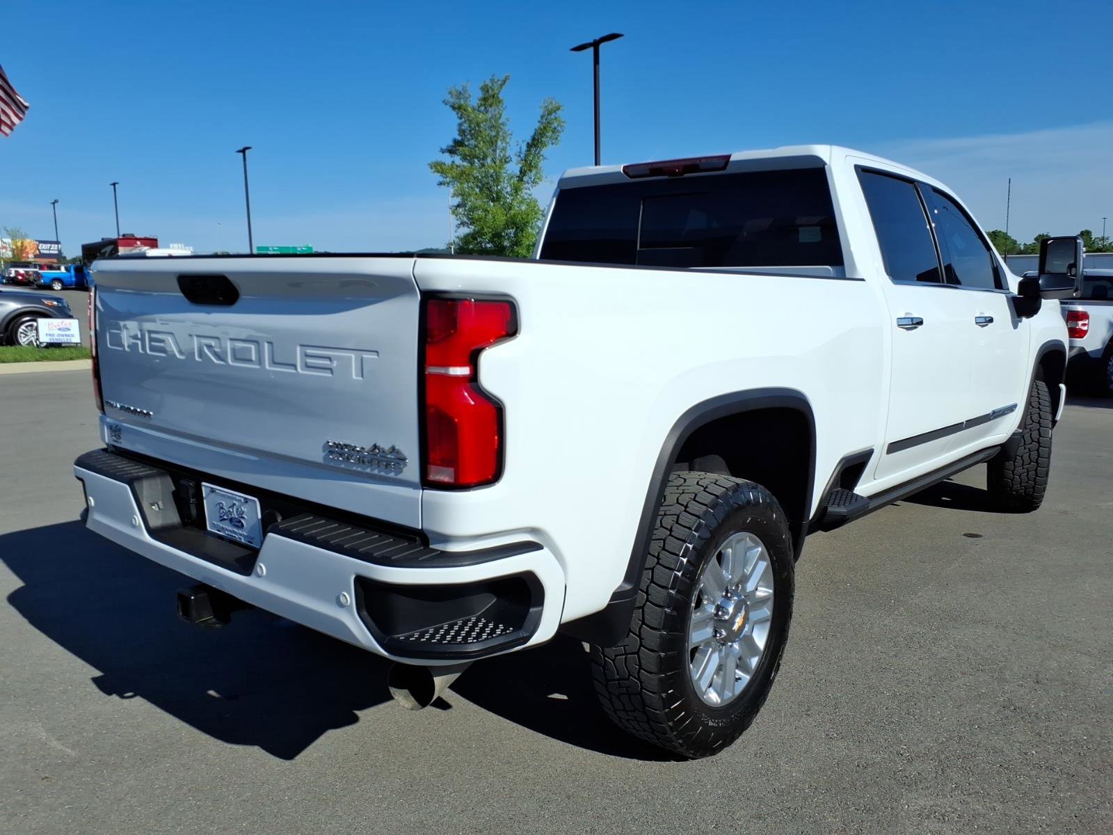 Used 2025 Chevrolet Silverado 2500 High Country w/ High Country Premium Package AWD/4WD image 3