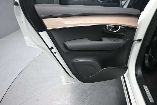 Used 2025 Volvo XC90 B6 Plus w/ Protection Package Premier AWD/4WD image 27