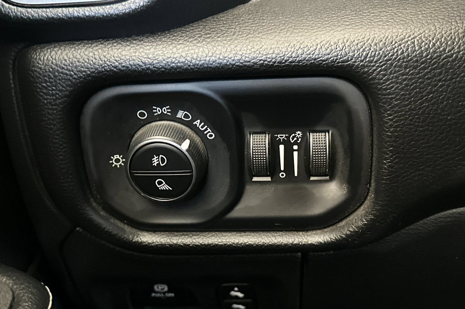 Used 2025 RAM 1500 Laramie AWD/4WD image 29