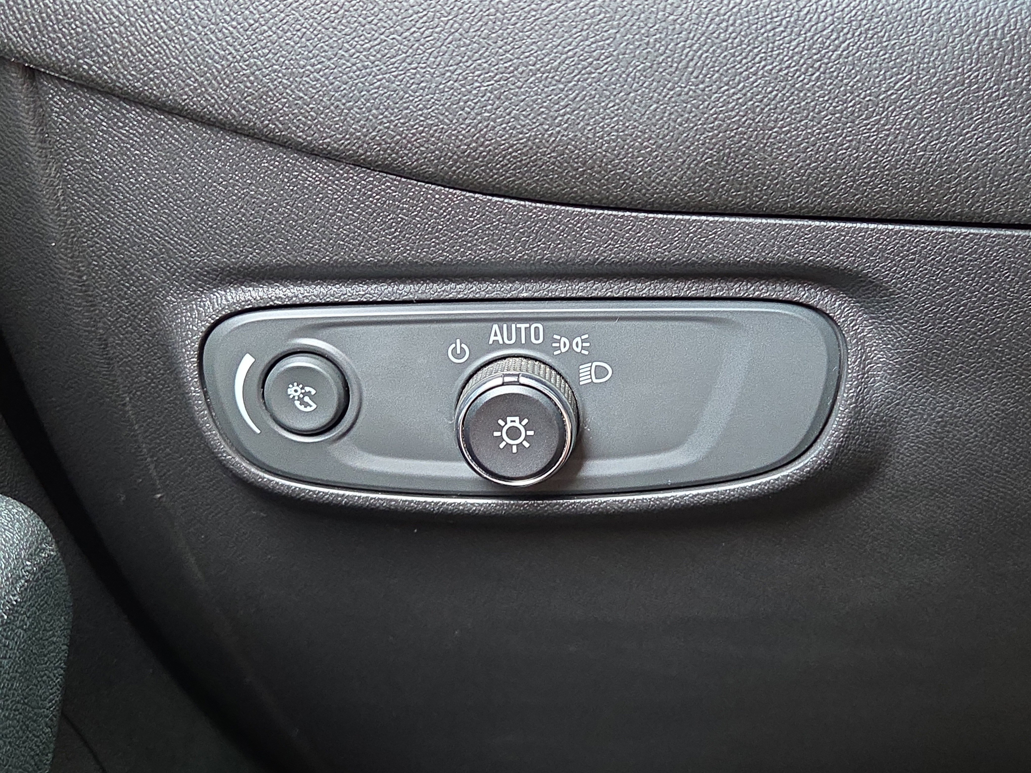 Used 2023 Chevrolet Equinox RS w/ RS Leather Package FWD image 25