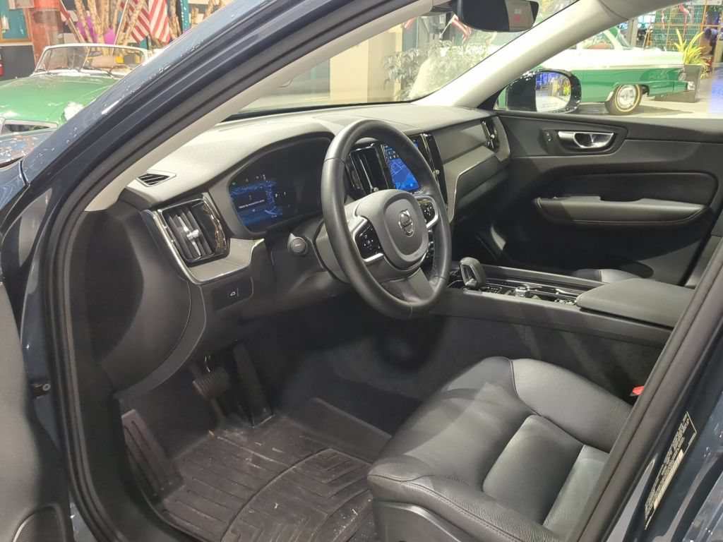 Used 2025 Volvo XC60 B5 Plus AWD/4WD image 13