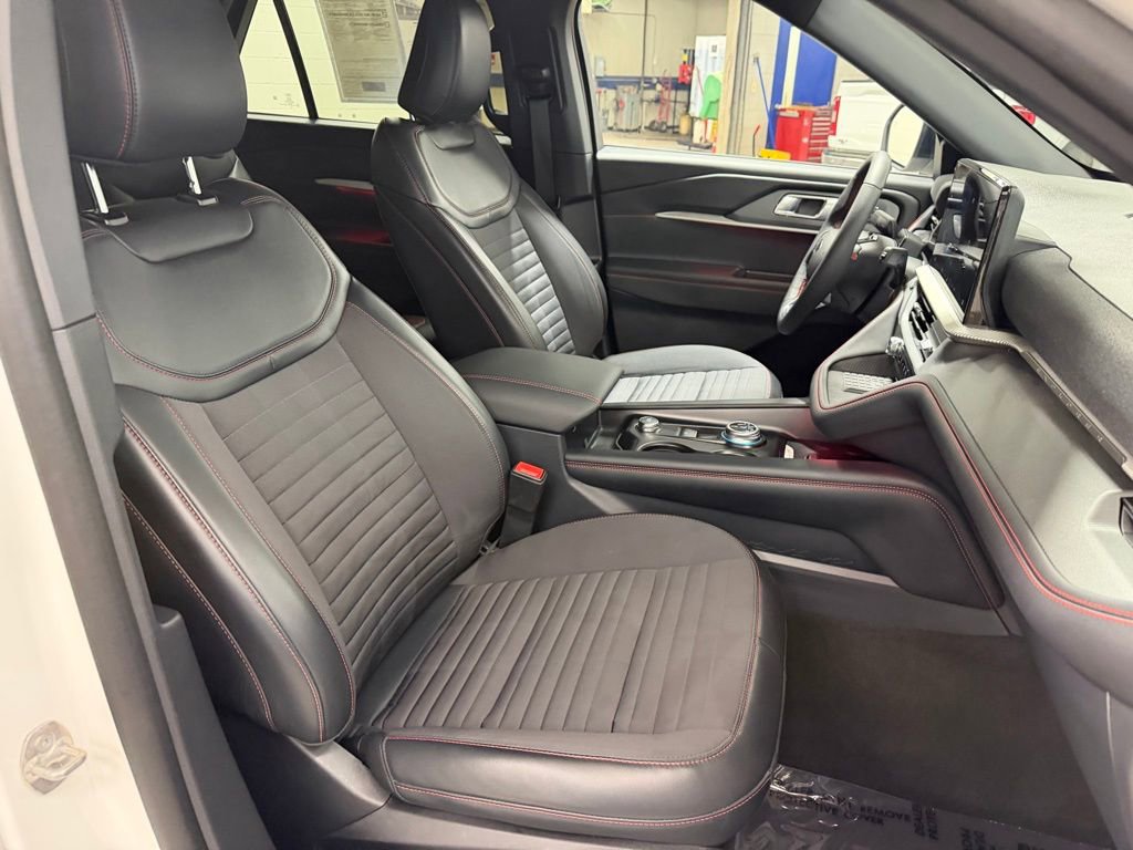 Certified 2025 Ford Explorer ST-Line w/ ST-Line Street Pack image 9