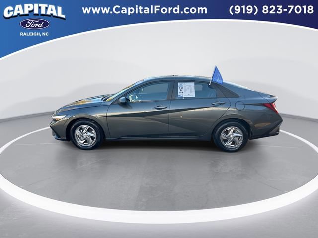 Used 2024 Hyundai Elantra SE image 3