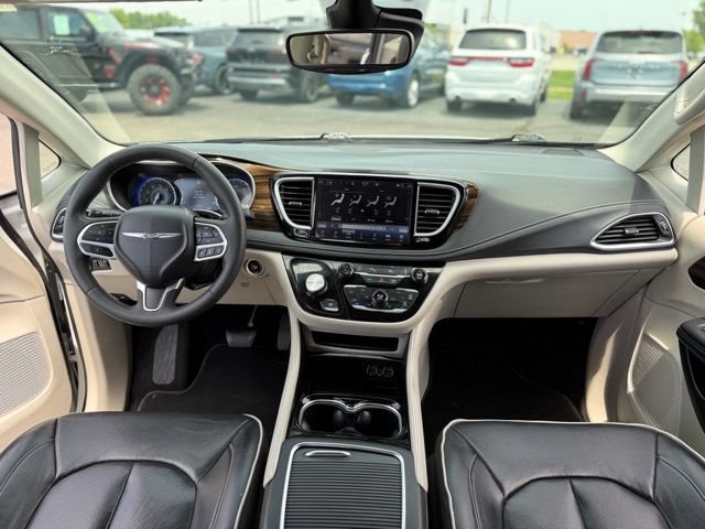 Used 2023 Chrysler Pacifica Limited FWD video 2