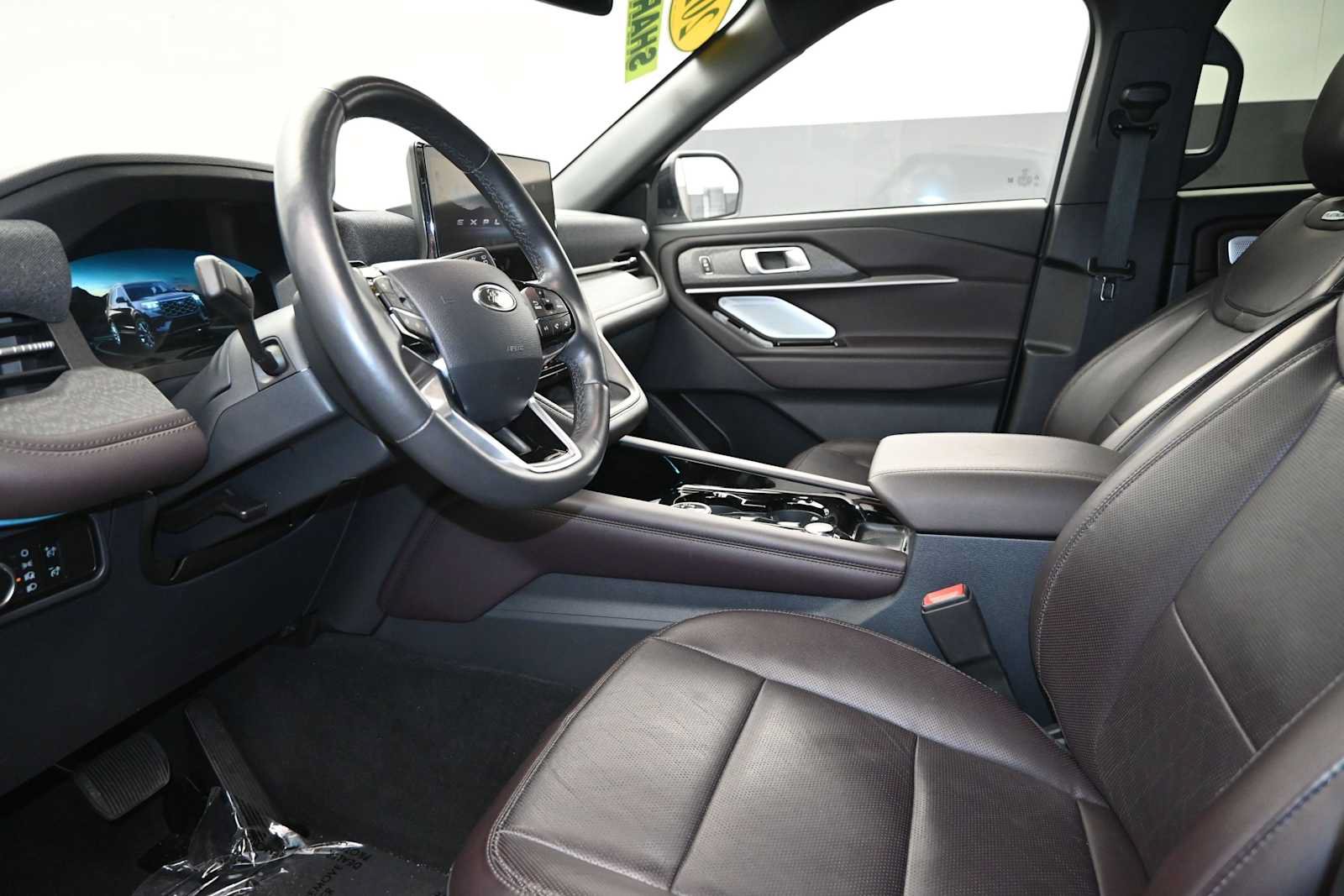 Certified 2025 Ford Explorer Platinum RWD image 6