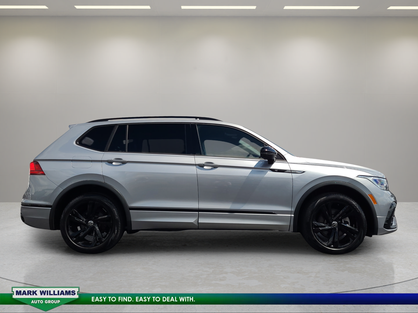 Used 2023 Volkswagen Tiguan SE R-Line AWD/4WD image 2