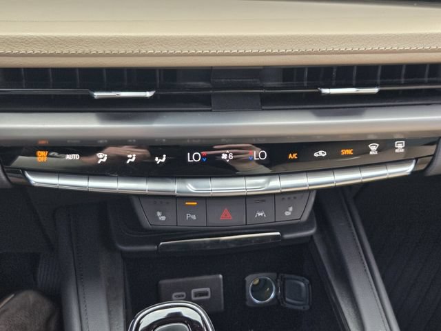Used 2024 Cadillac XT4 Luxury w/ Cold Weather Package FWD image 24