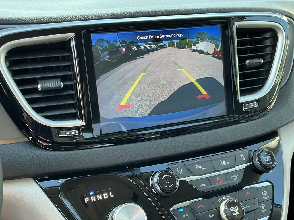 Used 2024 Chrysler Pacifica Touring-L image 47