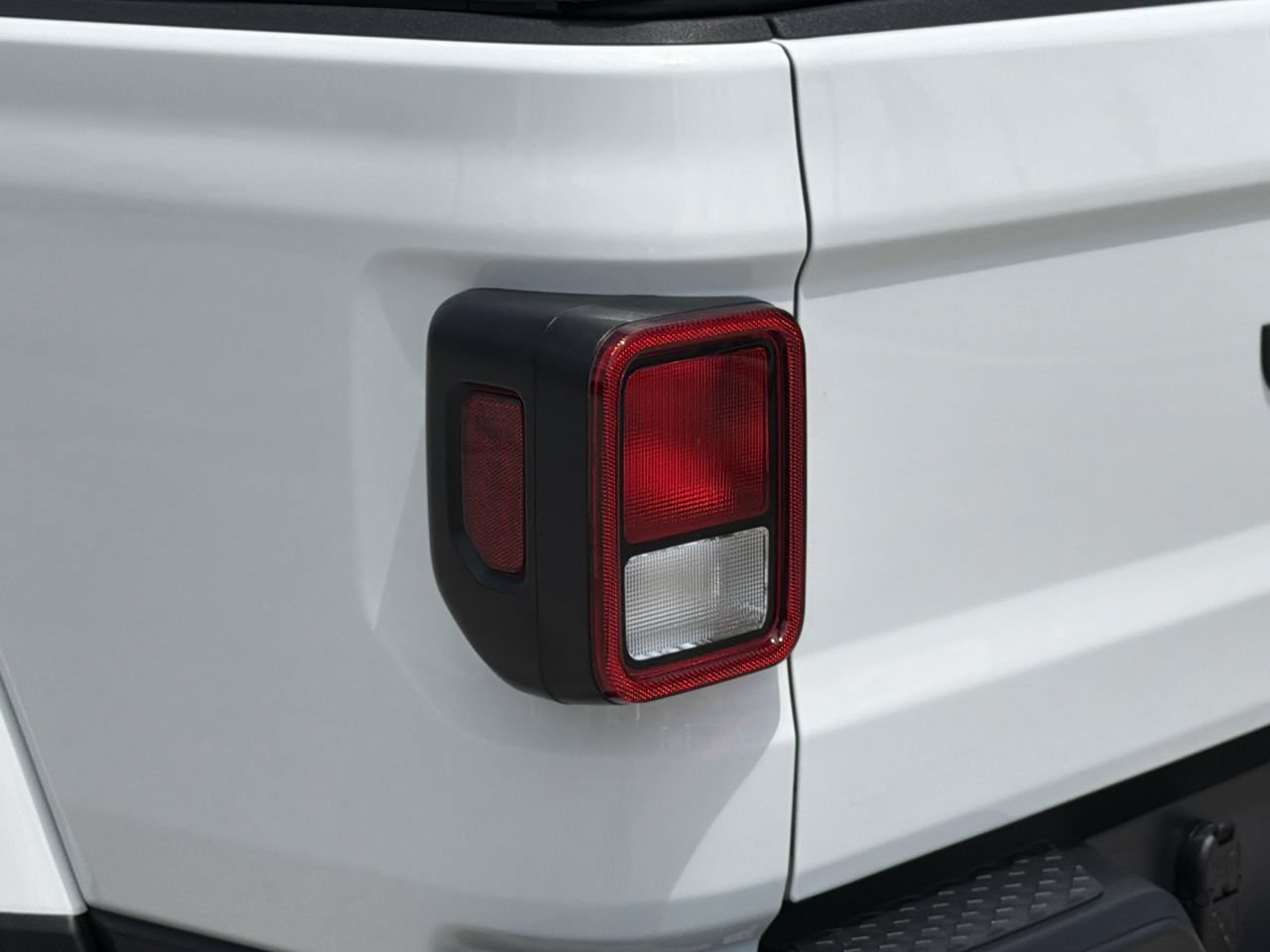 Used 2025 Jeep Gladiator Sport AWD/4WD image 7