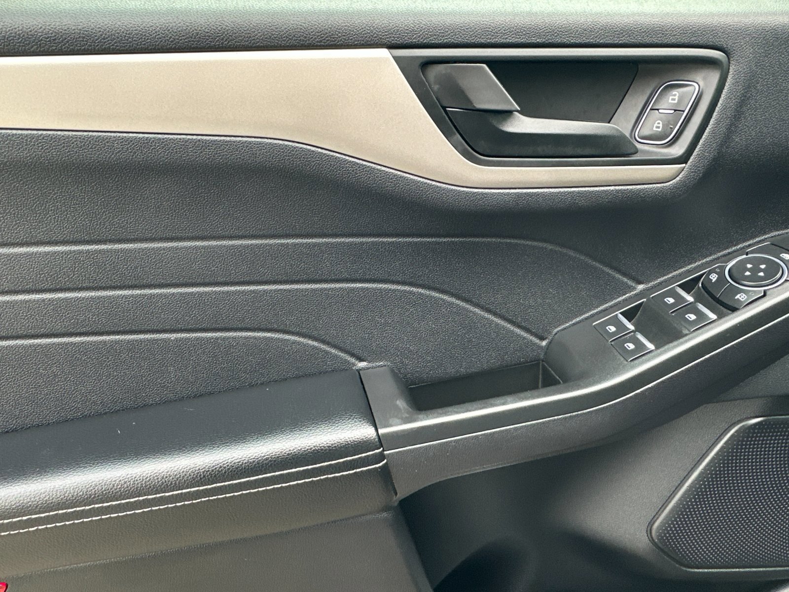 Certified 2022 Ford Escape SE w/ SE Sport Appearance Package image 12