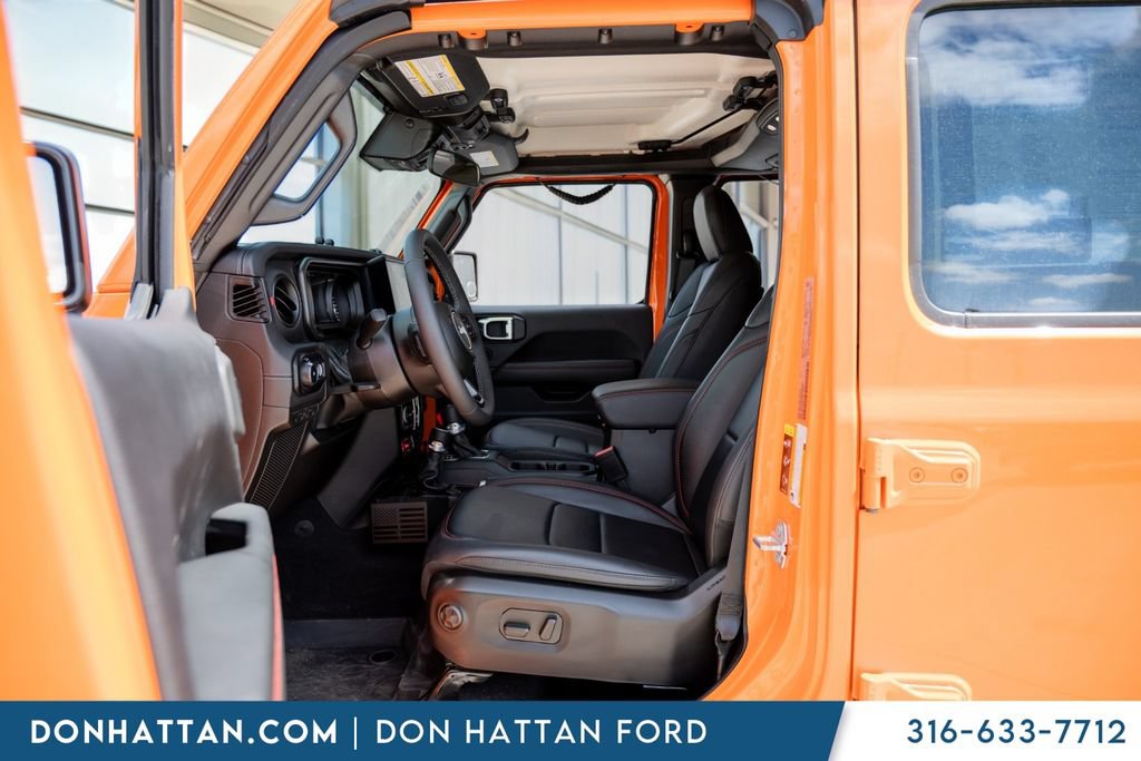 Used 2025 Jeep Wrangler Unlimited Rubicon w/ Convenience Group AWD/4WD image 5